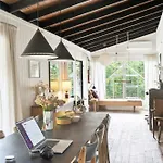 Σπίτι διακοπών Unique With Wooden Ceilings *
